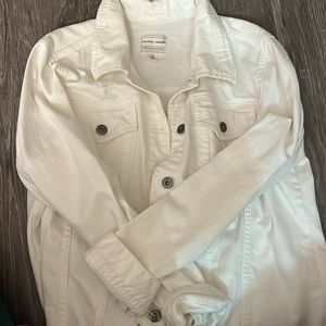 Size M white Jean jacket with raw hem